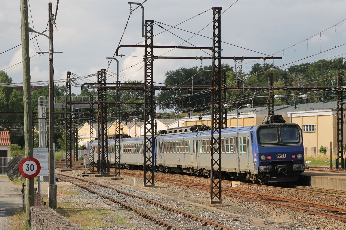 7305 und 17343 mit TER 871624 Toulouse Matabiau-Brive la Gaillarde auf Bahnhof Gourdon am 4-7-2014.