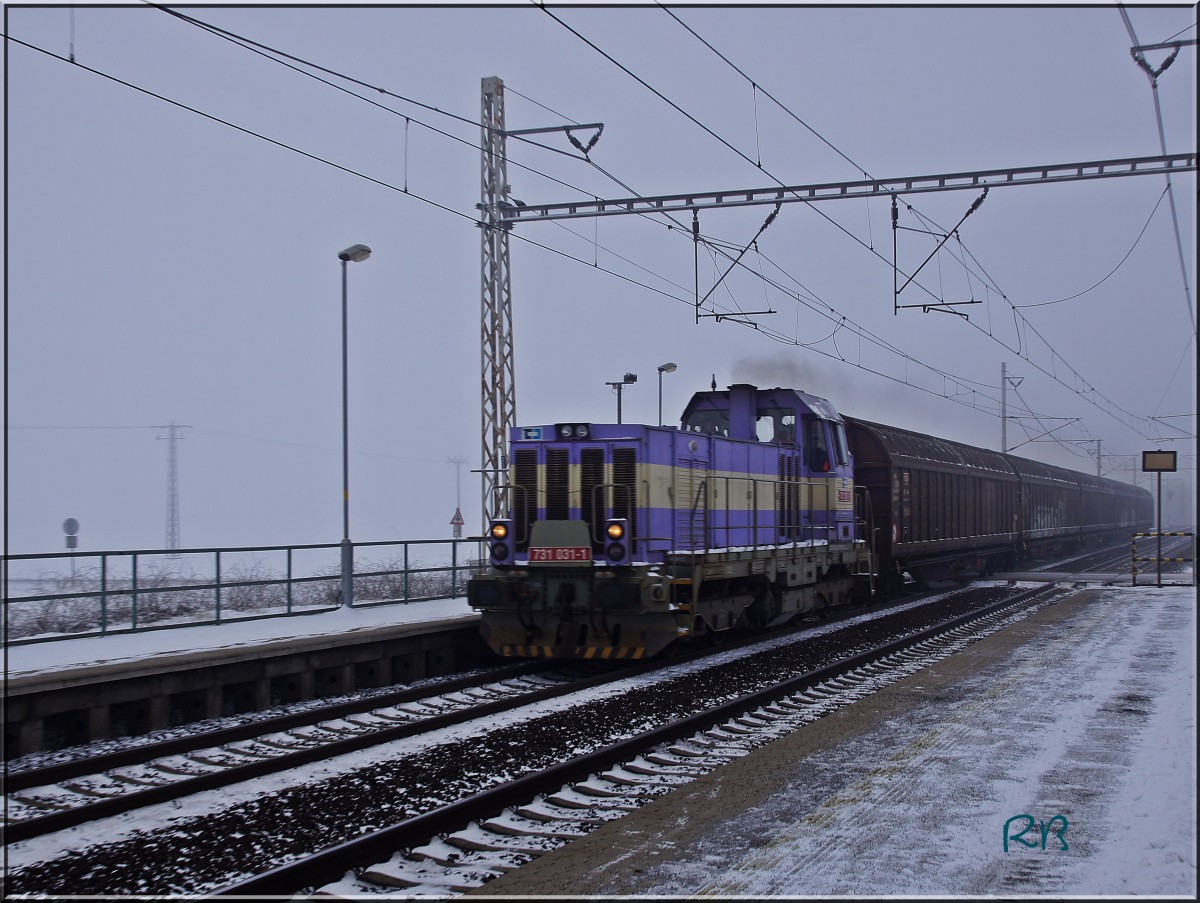 731 031 fährt mit ihren kurzen Güterzug bei gefühlten -15 Grad durch den Haltepunkt Nove Kopisty. 18.01.2016