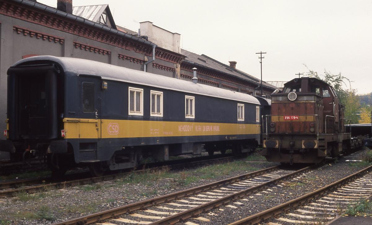 735179 am 7.10.1992 im Depot Ceska Lipa. Links daneben steht der Begleitwagen für die damals noch aktive Museums Dampflok 5241110. 