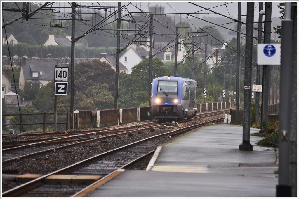 73522 kommt �ber die Br�cke von Morlaix in den Bahnhof gefahren. (17.09.2013)