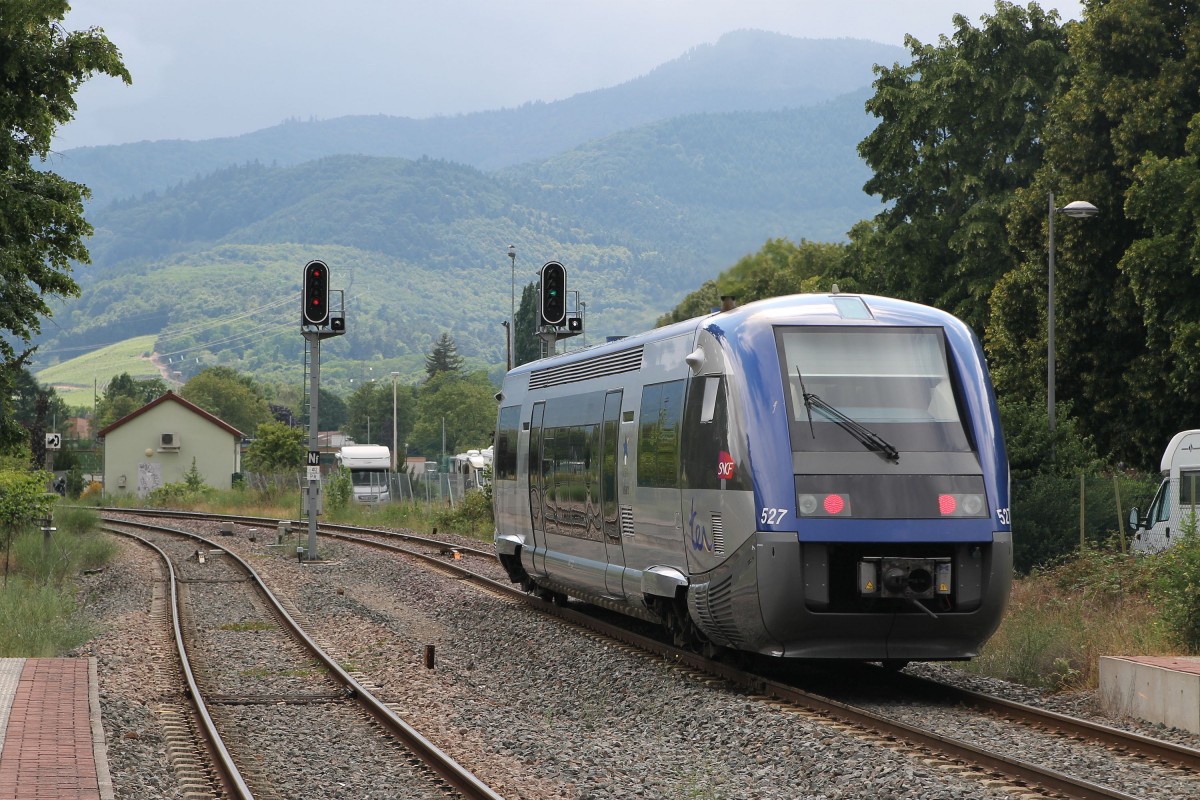 73527 mit TER 831566 Colmar-Metzeral auf Bahnhof Turckheim am 5-7-2014.