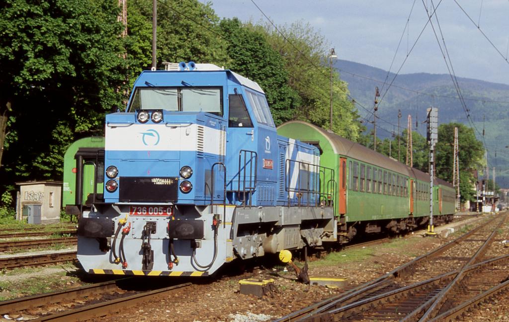 736005 wartet im Bahnhof Vrutky vor ihrer Os Garnitur am 17.5.2004 
auf ihre nchste Fahrt nach Banska Bystrica.