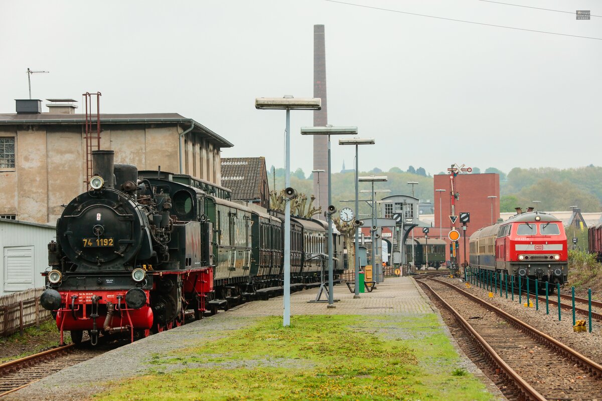 74 1192 & rechts MZE 218 451-3 mit Rheingoldwaggons im Eisenbahnmuseum Bochum Dahlhausen, April 2025.