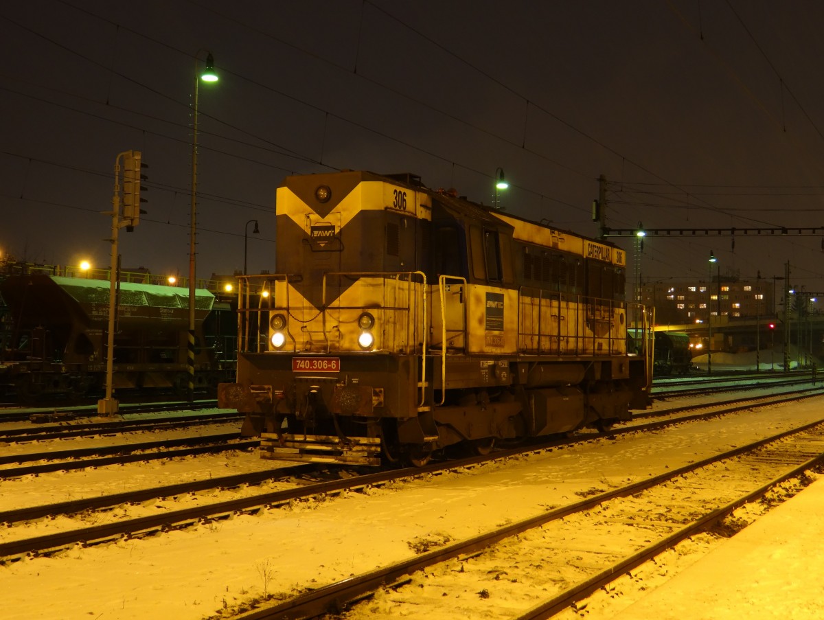740 306-6 der AWT steht am 30.12.14 in Plzeň hlavní nádraží.