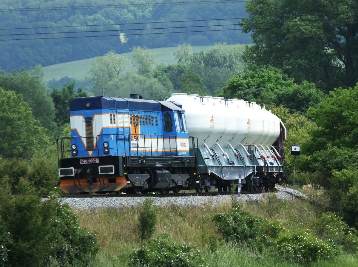740 509-5 rangiert am 04.06.2016 mit  Zwiebelwagen  in der Nähe von Zabreh, Tschechien. 