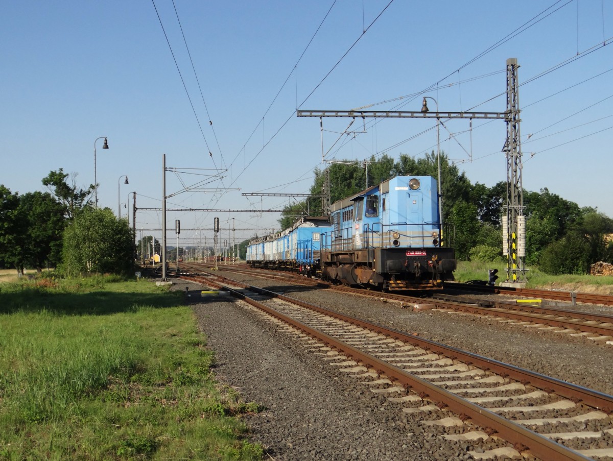 740 559-0 mit einem Bauzug bei der Ausfahrt in Tršnice am 01.07.15.