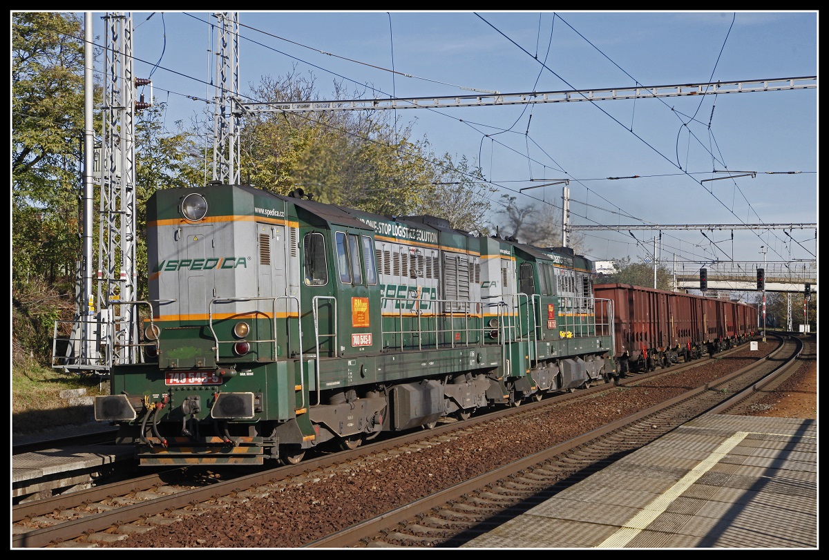 740 723 + 740 545 ziehen am 14.11.2019 einen Güterzug durch Moravska Nova Ves.