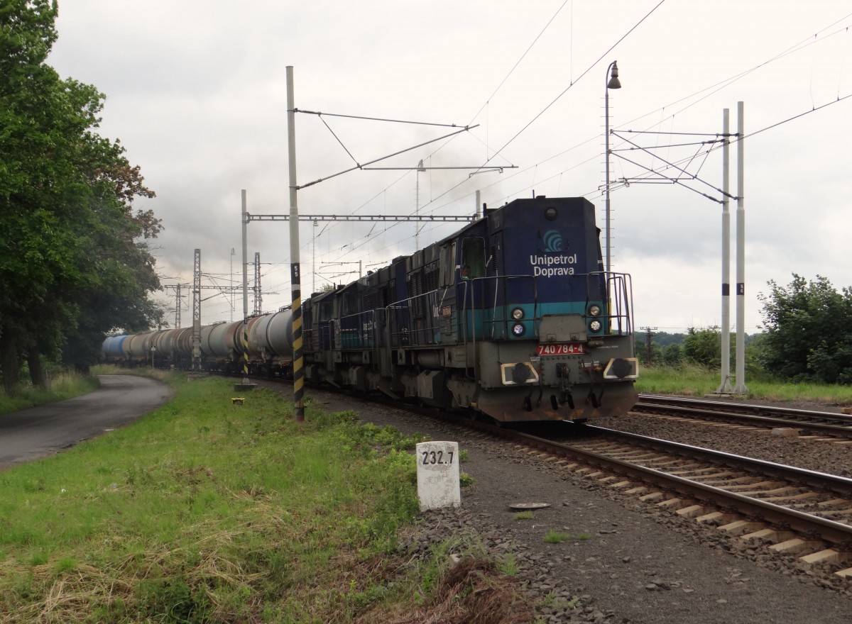 740 784-4 und zwei weitere 740 mit einem Kesselzug zu sehen am 23.06.15 bei der Einfahrt in Tršnice. Am Zugende war 740 719-0 und eine weitere 740. 
