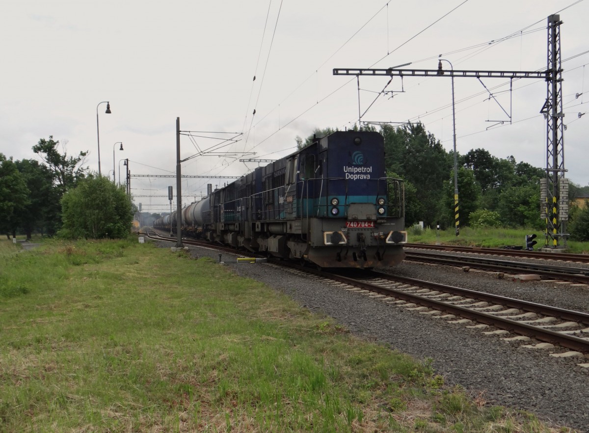 740 784-4 und zwei weitere 740 mit einem Kesselzug zu sehen am 23.06.15 bei der Ausfahrt in Tršnice. Am Zugende war 740 719-0 und eine weitere 740. 