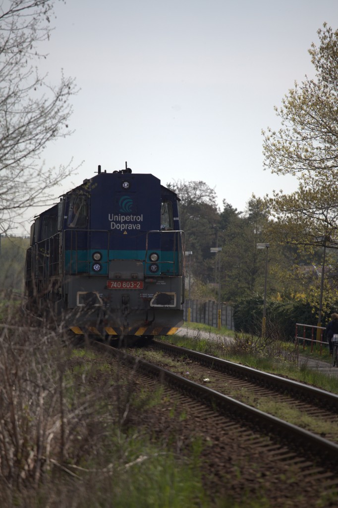 740 803 - 2 UNIPETROL Doprava fährt  auf die Elbbrücke von Neratovice zu.
Aufgenommen vom Fußweg neben der Strecke. 25.04.2015 10:52 Uhr  Neratovice.