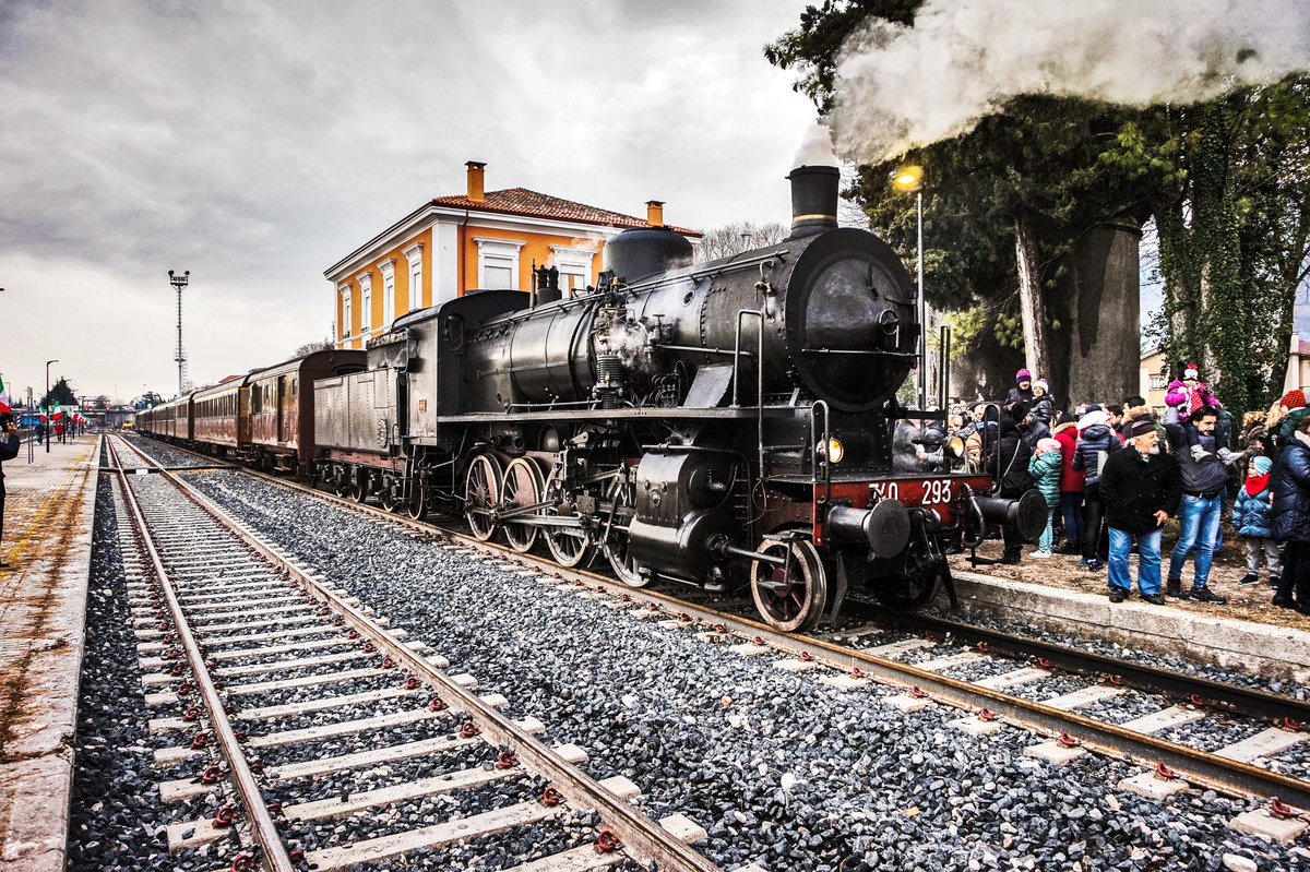 740.293 bei der Ankunft, mit dem Eröffnungssonderzug aus Sacile, im Bahnhof Maniago.
Schubhilfe leistete D 445 1006.
Aufgenommen am 10.12.2017.