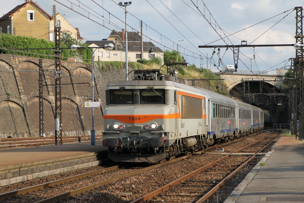 7404 mit TER 871628 Toulouse Matabiau-Brive la Gaillarde auf Bahnhof Gourdon am 23-6-2014.