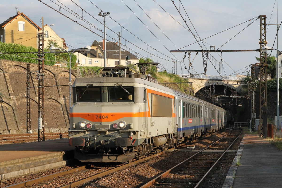 7404 mit TER 871628 Toulouse Matabiau-Brive la Gaillarde auf Bahnhof Gourdon am 24-6-2014.