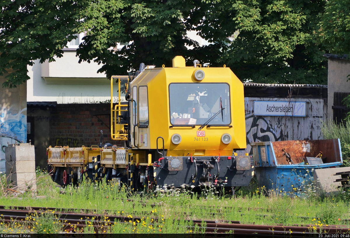 741 123 (Gleisarbeitsfahrzeug GAF100R) hat im Bahnhof Aschersleben sein Domizil. Diesmal stand er wieder draußen vor seiner Garage und konnte von Bahnsteig 1 im Tele-Blick festgehalten werden.

🧰 DB Netz AG
🕓 23.7.2021 | 9:48 Uhr