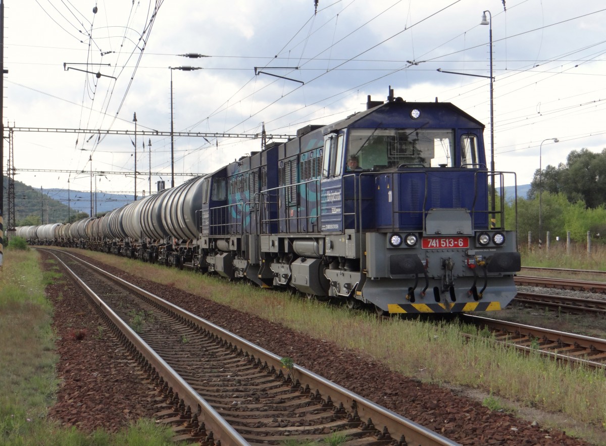 741 513-6 und eine weitere von Unipetrol fuhren am 24.08.14 mit einem Kesselzug durch Most.