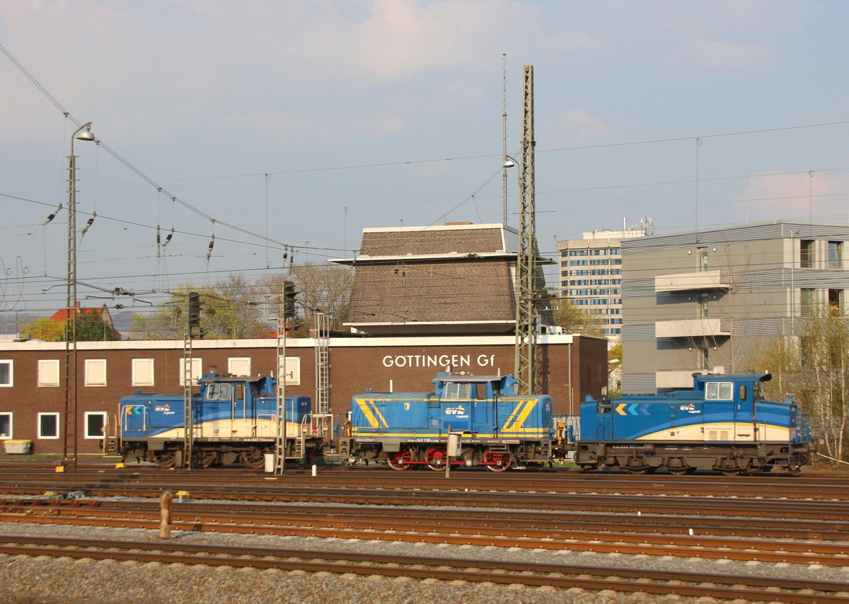 7.4.19 Göttingen. 3 Maschinen der evb (Elbe-Weser-Logistik) bei der Sonntagsruhe vor dem Fahrdienstleiter-Stellwerk.
363-734 / 365 130 / 266 001