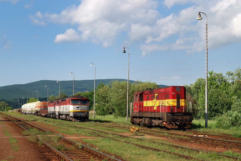 742 002 und 751 192 und 128 in Novaky (19.05.2014)