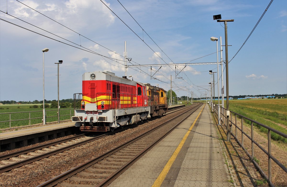 742 057-3 mit 740 705-9 zusehen am 13.06.20 in Pardubice Opočínek.