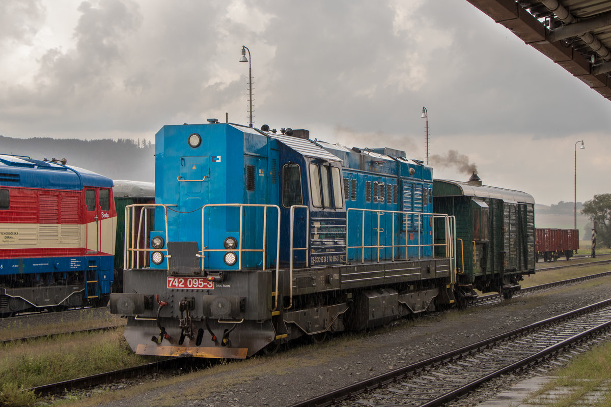 742 095-3 in Chornice. Die Aufnahme entstand am 14. August 2020.