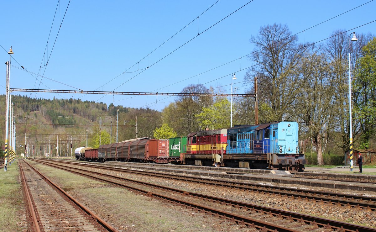 742 109-2 und 742 116-7 zu sehen am 18.04.18 mit der Übergabe von Sokolv nach Cheb in
Kynšperk nad Ohří. 