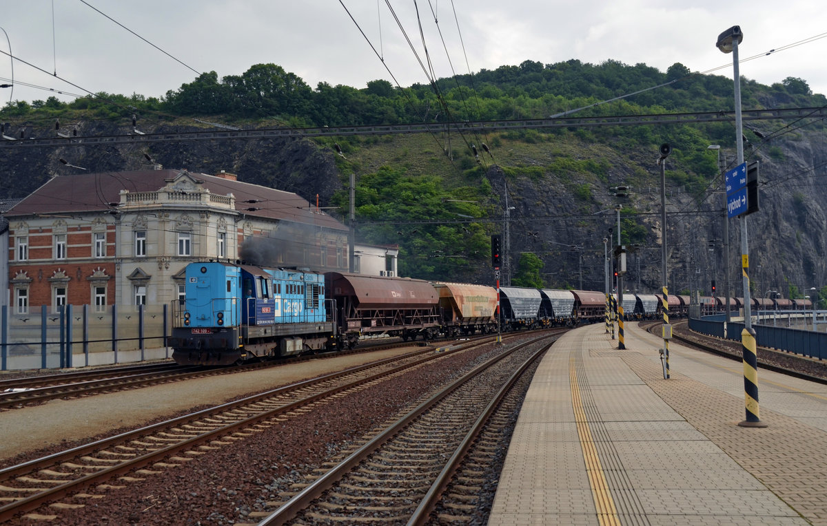 742 109 schleppte am 14.06.16 einen Transcereal durch Usti nad Labem Richtung Rbf Zapad.