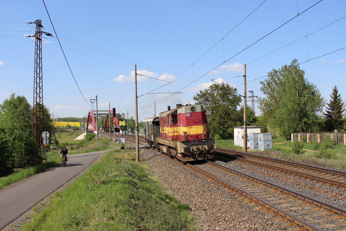 742 116-7 mit einem Begleiterwagen am 08.05.18 bei Tršnice.