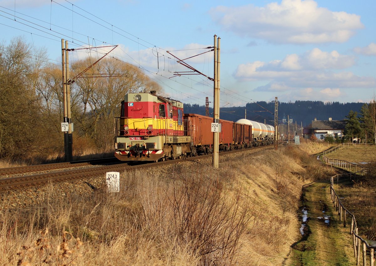 742 116-7 ist mit der Übergabe Sokolov-Cheb auf dem Gegengleis am 14.02.18 in Chotikov zu sehen.