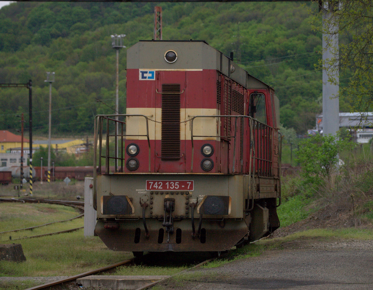 742 135-7 rangiert in Usti nad Labem. 24.04.2018  17:36 Uhr.