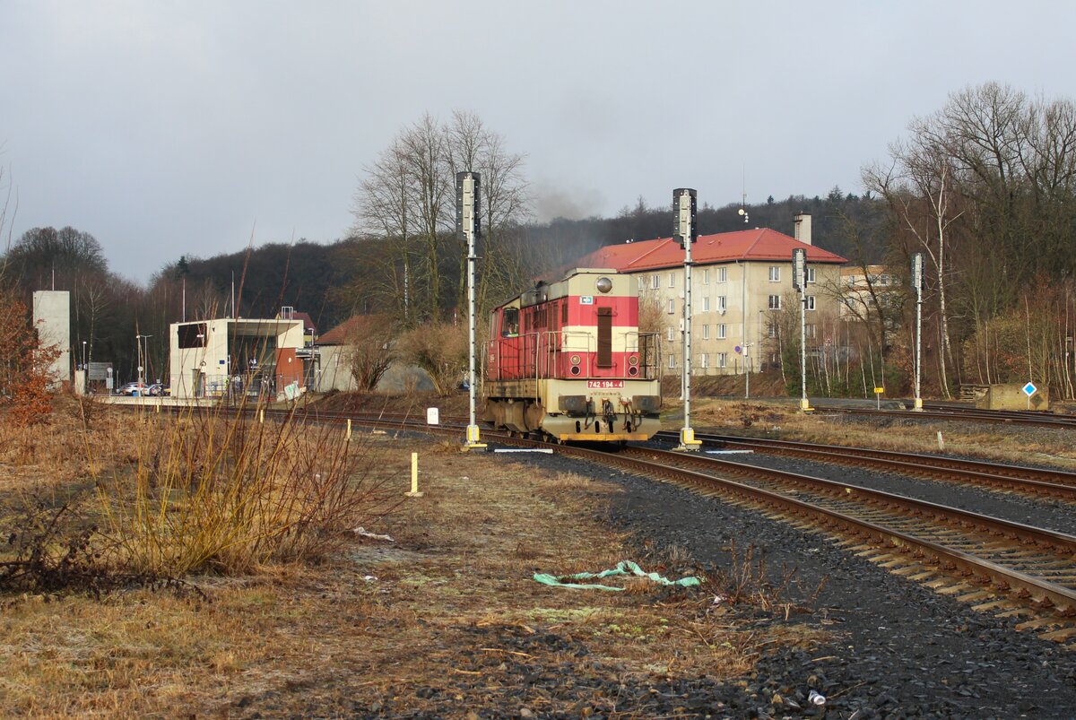 742 194-4 ist am 13.02.24 in der Ausfahrt von Aš zu sehen. Im Hintergrund links sieht man den neuen Bahnhof von Aš.