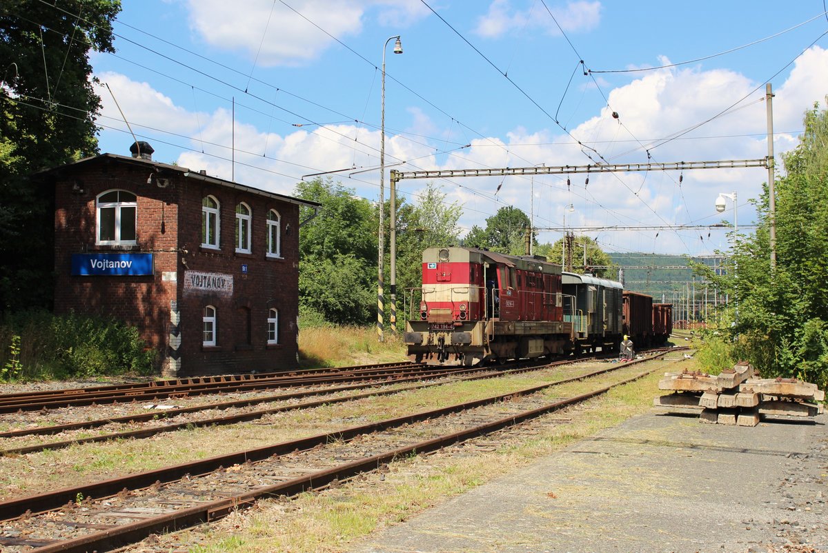 742 194-4 mit einem Schadwagenzug am 19.07.16 in Vojtanov.
