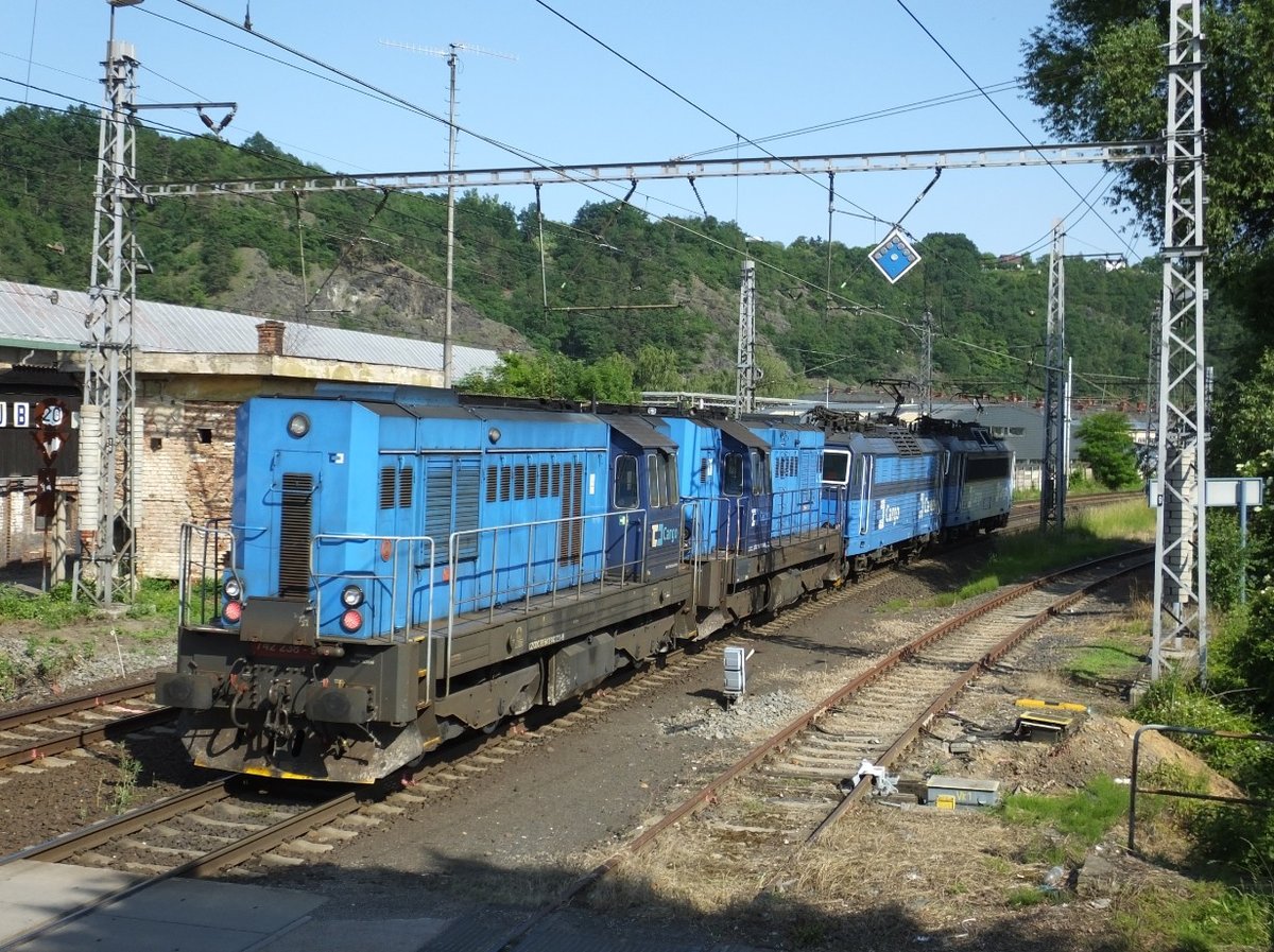 742 238-9 bildet am 06.06.2016 den Schluss eines Lokzuges in Libcice nad Vltavou richtung Prag fahrend.