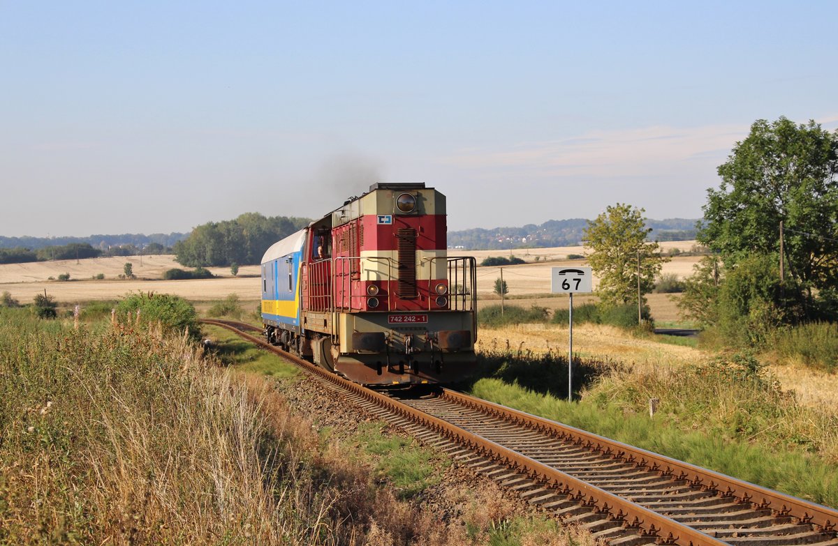 742 242-1 fuhr am 23.08.18 mit einem Messzug durch Třebeň nach Luby u Chebu.