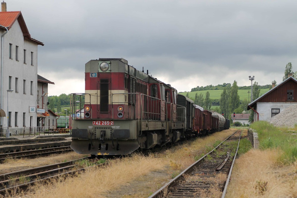 742 265-2 und 742 399-9 mit Güterzug Mn 82724 Třebíč-Okříšky-Jihlava auf Bahnhof Okříšky am 31-5-2013.