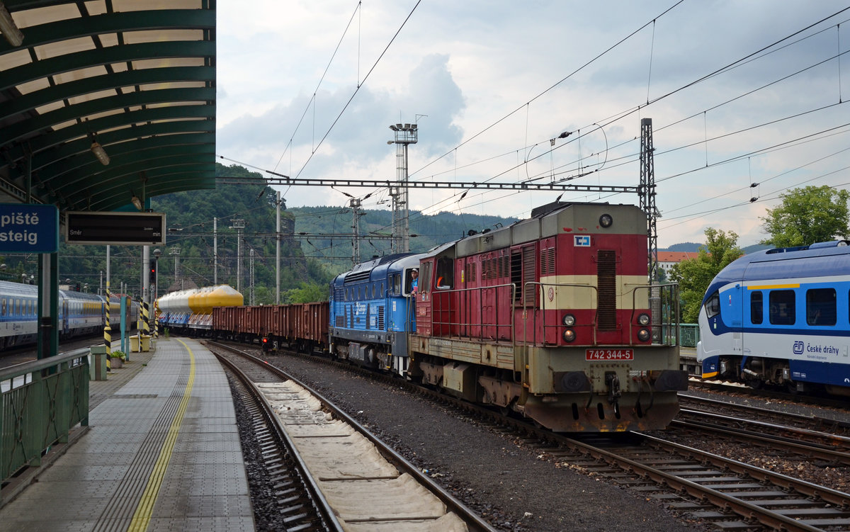 742 334 zog am 13.06.16 einen gemischten Güterzug aus Richtung Rbf Decin-Vychod kommend durch Decin Richtung Usti nad Labem. Wahrscheinlich ging die Fahrt samt Taucherbrille 753 752 nur in den hinter Decin liegenden Güterbahnhof.