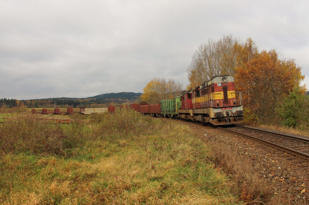 742 358-5 und 742 357-7 fuhren am 24.10.17 den leeren Holzzug von Aš nach Cheb durch Vojtanov obec.