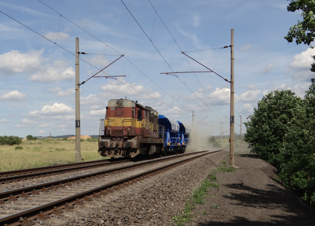 742 358-5 zusehen am 19.06.14 beim Schottern in Vokov.