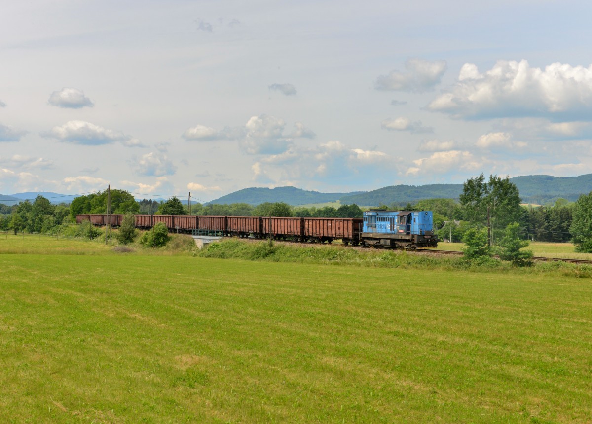 742 385 mit einem Güterzug am 25.06.2015 bei Petrovice nad Uhlavou. 