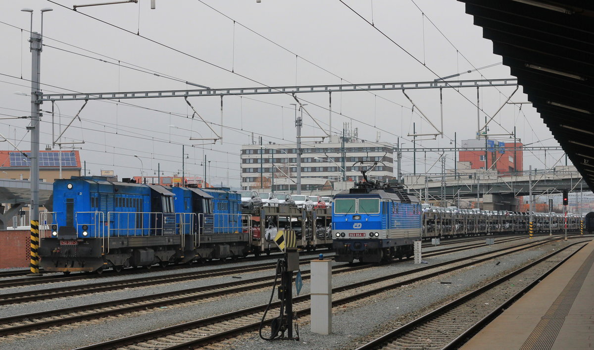 742 397 in Doppeltraktion mit Schwesterfahrzeug an Automotiveganzzug während eines kurzen Aufenthalts in Plzeň hlavní nádraží am 24.11.2019. Nebenan ist 362 054 abgestellt. 