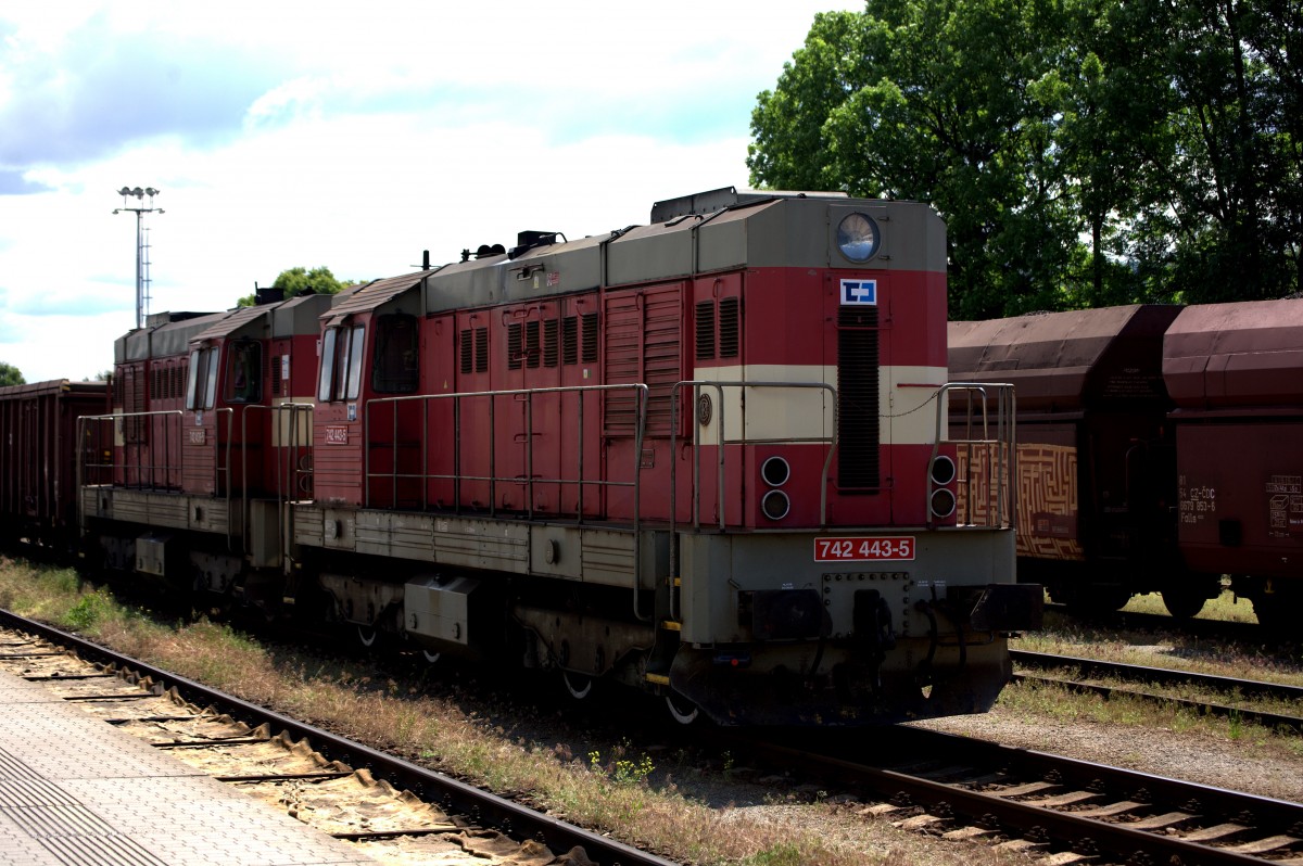 742 443 -5  und Schwesterlok in Turnov. 30.05.2014 12:00 Uhr