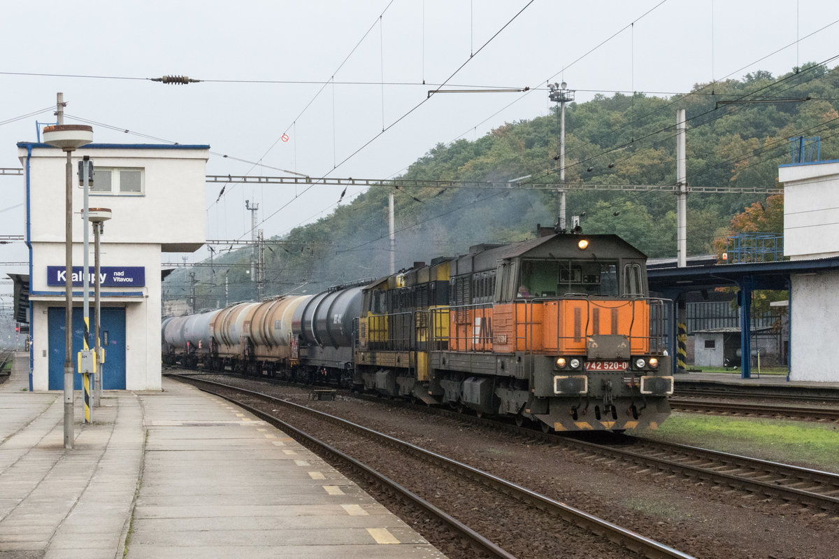 742 520 (vorn) und 742 507 durchfahren mit einem Güterzug am 13.10.2014 Kralupy nad Vltavou