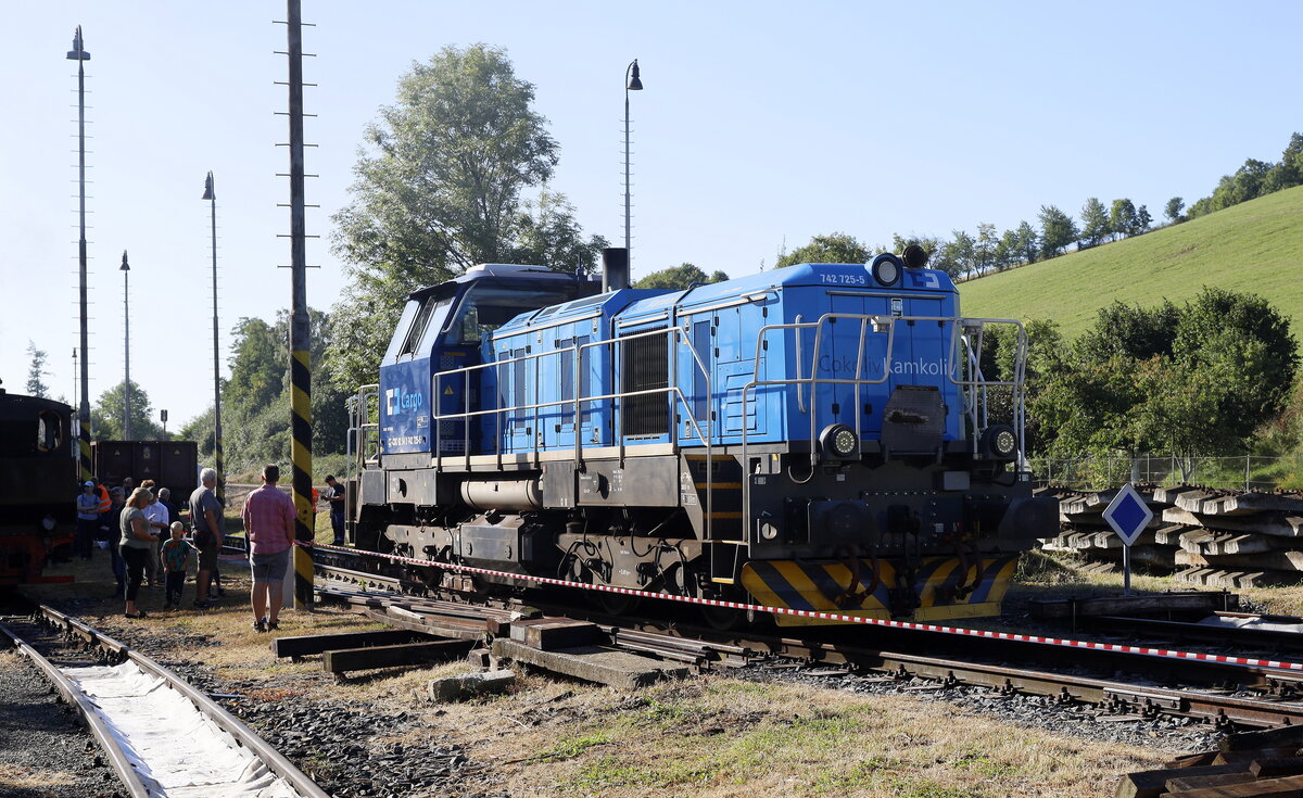 742 725-5 übernahm das Rangieren auf der Normalspurseite  der Rollbockgrube in Třemešná ve Slezsku. 16.09.2023 09:45 Uhr.