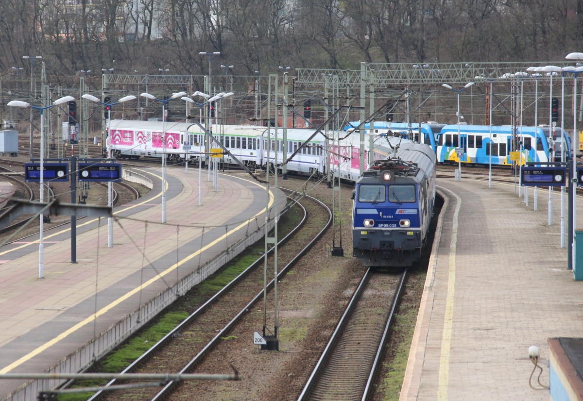 7.4.2015 Stettin Hbf. Einfahrt EIC 1801 aus Warschau mit EP 09 - 38