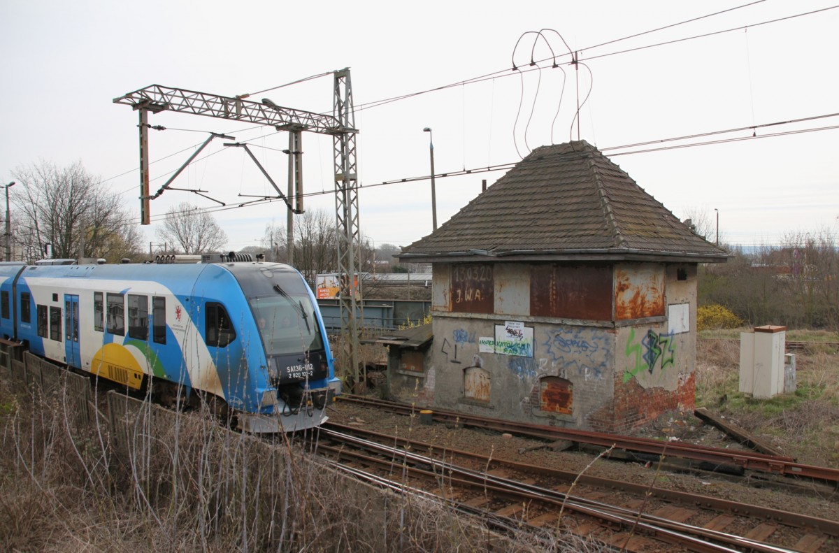 7.4.2015 Stettin Hbf. SA 136 012 passiert stillgelegtes Stw auf dem Weg zum Abstellbahnhof Kosakenberg.