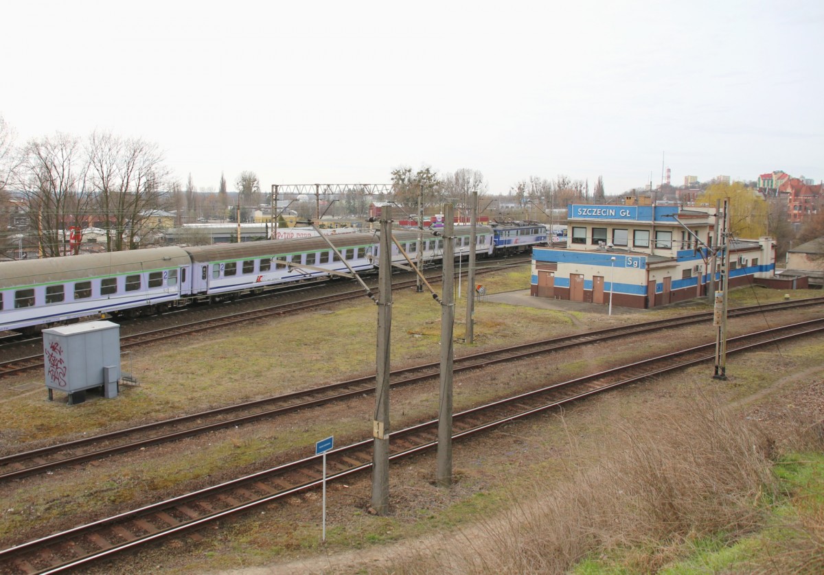 7.4.2015 Stettin. TLK 81104 nach Bialystok passiert Zentralstellwerk Sg. Rechts der Abzweig nach Ziegenort bzw. Kosakenberg
