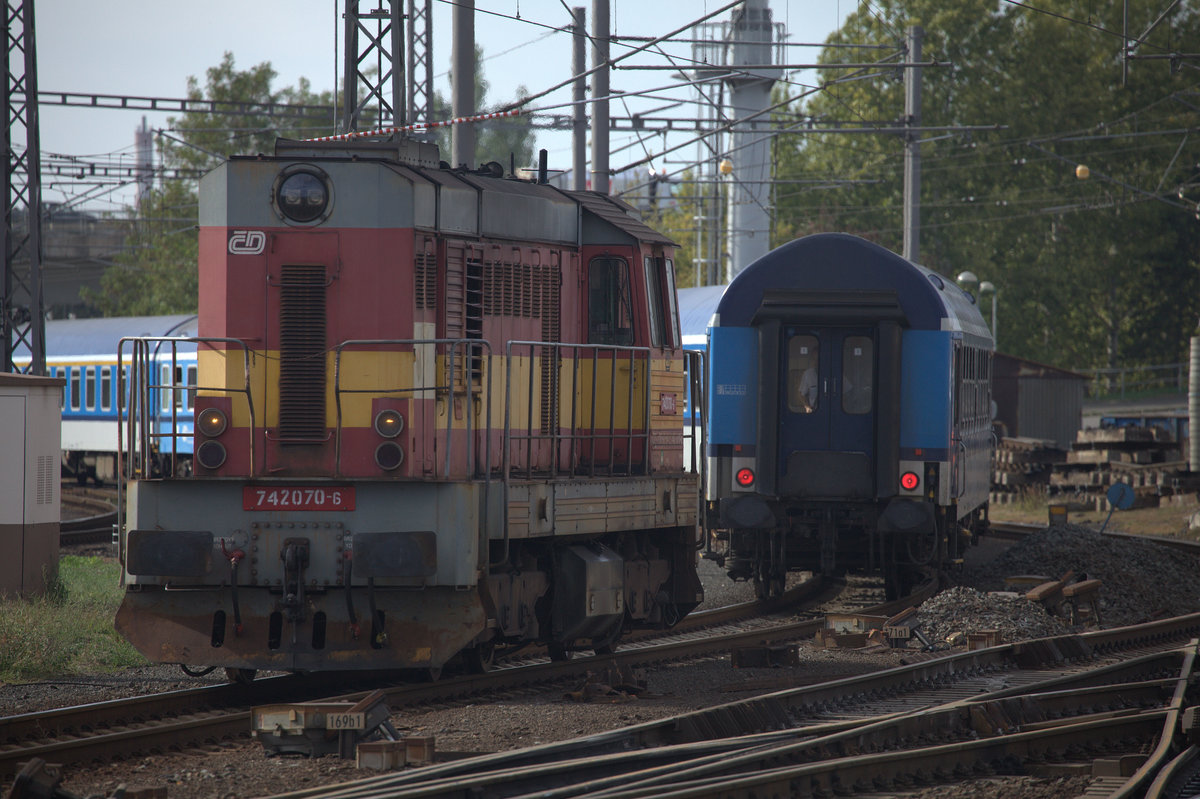 742070-6 gibt hier einem ausfahrenden Schnellzug Richtung Praha hln. den entscheidenden Schubs, um einen wegen Bauarbeiten stromlosen  Fahrleitungsbschnitt im Bahnhof Kolin zu überwinden. 21.09.2018 15:21 Uhr.