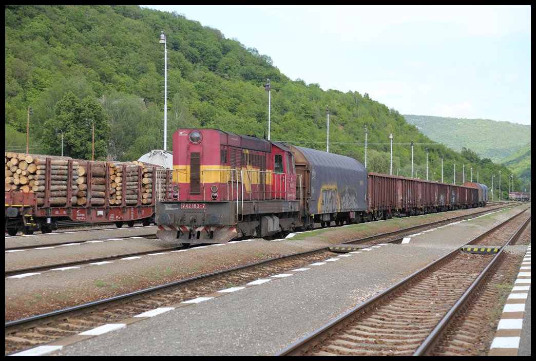 742189-7 ist mit einem Güterzug am 13.5.2019 im Bahnhof Plesivec angekommen.