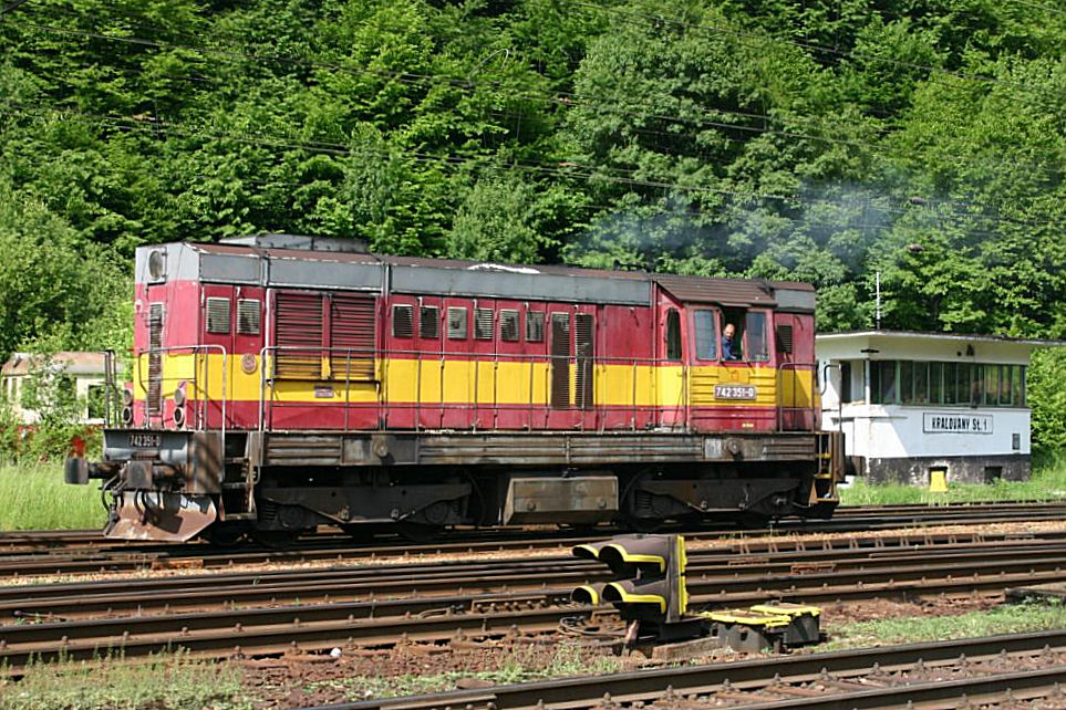 742351 rangiert am 2.6.2005 in Hhe des Stellwerks im Bahnhof Kralovany.