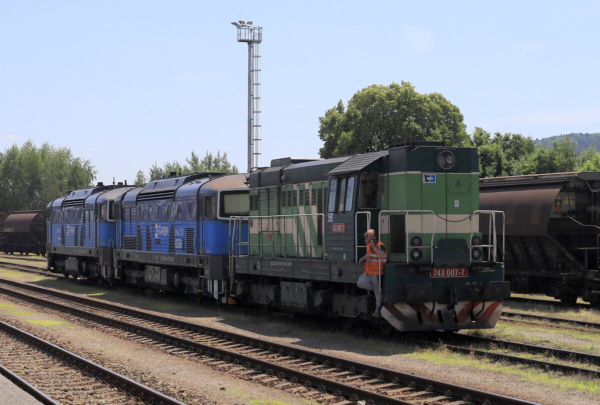 743 007 -7 rangiert  in Turnov, sie stellt zwei Lokomotiven der Baureihe 2 7735 bereit, die einen Holzzug bespannen werden. 08.07.2023  11:31 Uhr.
