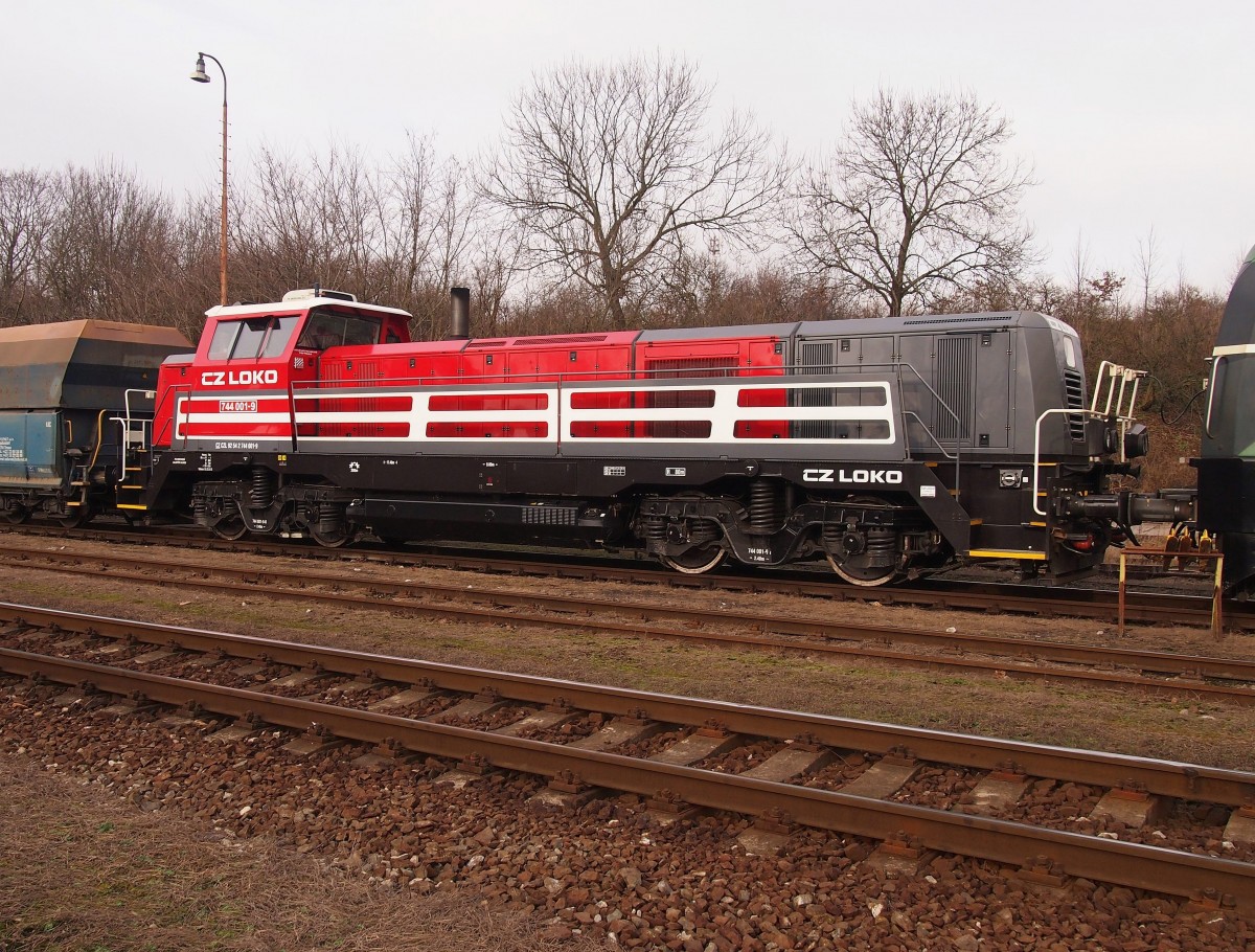 744 001-3 in Bahnhof Hostivice am 16.1.2015. Die Eisenbahn Fahrzeugklasse 744 ist für mittlere Rangier- und Streckendienst auf nationaler und regionaler Eisenbahnen und Gleisanschlüsse mit 1435 mm Spurweite ausgelegt. 1550 kW, maximale Bewegungsgeschwindigkeit beträgt 120 km / st.