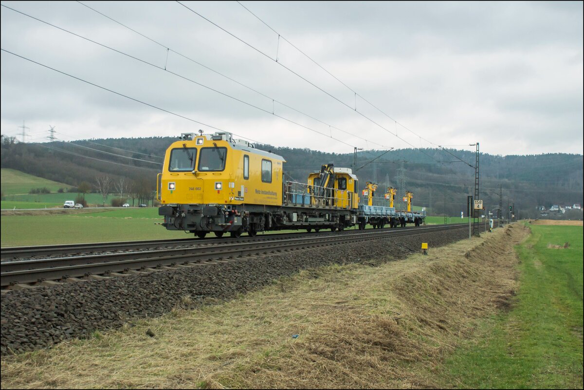 746 002 (9110 002-9) von der Netz-Instandhaltug ist am 21.02.2024 bei Reilos unterwegs.